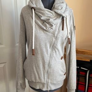 Gorgeous looking sweatshirt, perfect for the fall and winter season